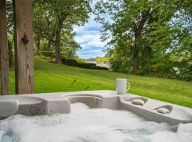 Manor on the River/Hot Tub/Pontoon/Jet Ski，位于Champlin的酒店