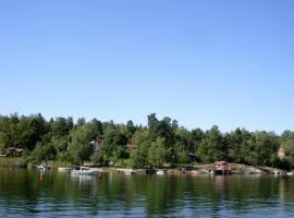 Nice summer house near the sea on Lidingo，位于利丁厄的酒店