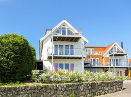 Beautiful Apartment In Gudhjem With 2 Bedrooms，位于古兹耶姆的酒店