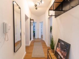 DWELLSTAY - Wohnung 90qm, 3 Schlafzimmer, Küche, Wohnzimmer, Balkon, Netflix，位于富尔达富勒烯剧院附近的酒店