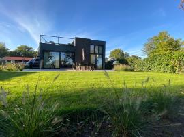 GREEN VILLA in bester Lage - Dachterrasse mit Meerblick - großer eingezäunter Garten - kinderfreundlich - Hunde inklusive - 4 Sterne Resort - direkt am Strand - Pool inklusive，位于许尔斯霍斯特的海滩短租房