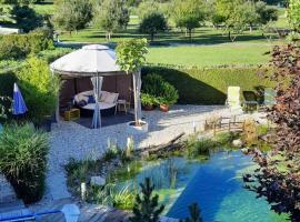 Garden Paradise Bled Apartments - garden, pond and castle view，位于布莱德的带泳池的酒店
