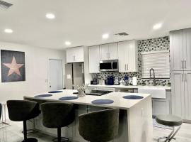 Home in West Palm Beach, FL -Ware，位于西棕榈滩的酒店