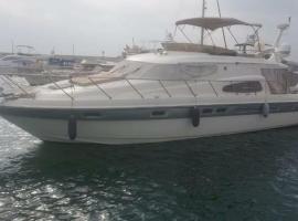 yatch for rent izmir cesme 3 camaras kiralik yat，位于Ildir的船屋