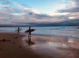 U2 at Moana Beach Esplanade - Exclusive 2 Bdrm Apt - WiFi - Spa - Pet Friendly，位于Moana的酒店
