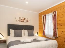 Tudor Park Motel Spacious with kitchens 1 minute walk to restaurant and shopping centre and Gisborne Hospital，位于吉斯伯恩的酒店