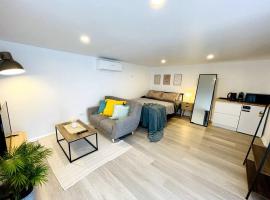 Newly Renovated Contemporary Private Studio near Hobart CBD and Airport，位于Warrane的酒店