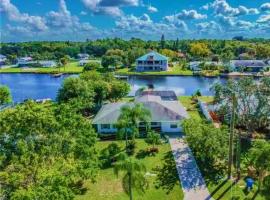 Blue Heron House, Private 4 BR Waterfront w Heated Pool and Fire Pit，位于拉斯金的度假屋