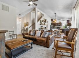 Southwestern Style 4 Bedroom Nampa Home Sleeps 16!，位于楠帕的酒店