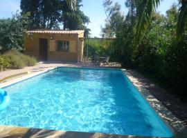 Duplex 130m2 dans un mas entouré de vergers - piscine，位于Saint-Féliu-dʼAvall的酒店