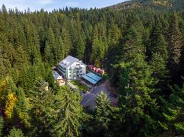 Hotel Cascada Durău Neamț，位于察赫劳的酒店