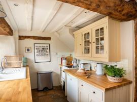 Charming 2BD Cottage in the Heart of Kingham!，位于金汉姆的酒店