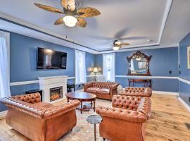 Walkable Sodus Point Retreat Less Than 1 Mi to Lake，位于Sodus的酒店