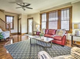 Charming and Family-Friendly Zanesville Home!，位于曾斯维尔的酒店