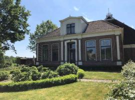 Statige boerderijwoning met vrij uitzicht en tuin，位于Hoogzand的度假屋