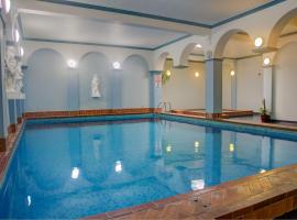 查茨沃斯庄园酒店，位于兰迪德诺的带泳池的酒店
