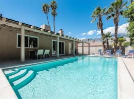 Bright & Airy Pool-Spa Oasis Home-Dogs Welcome! City of Palm Springs # 4243，位于棕榈泉的酒店