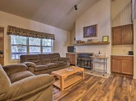 Fireplace and Stream Access Cozy Grand Lake Retreat，位于格兰德莱克的海滩酒店