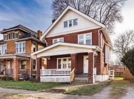 Large 5 Bedroom House Next to OSU, Sleeps 16，位于哥伦布的酒店