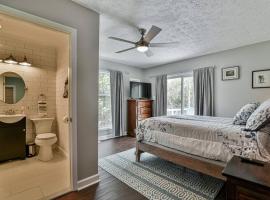 6 miles to downtown Asheville. Sleeps 5.，位于阿什维尔的度假短租房