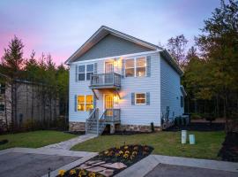 Par-Tee Haus I- Game Room & Hot Tub-Walk to Helen，位于海伦的酒店