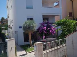 Apartments with a parking space Pirovac, Sibenik - 15320，位于皮罗瓦茨的酒店