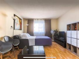 Downtown River Valley Bachelor Suite Condo, NON Smoking, 12 inches Queen Bed, Beautiful Minimalist, very convenient every where，位于埃德蒙顿的酒店