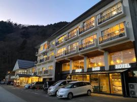 精进湖大酒店，位于富士河口湖的酒店