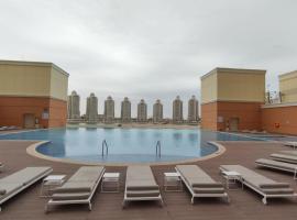 Luxury Sea View Apartment with Amazing Amenities at Pearl Qatar，位于多哈的海滩短租房
