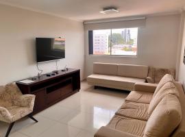Apartamento perfeito, bem localizado, confortável, espaçoso e com bom preço insta thiagojacomo，位于戈亚尼亚艾斯塔卡奥戈亚尼亚购物中心附近的酒店