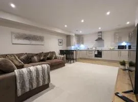 Stunning 2-Bed Apartment in Stevenage, Sleeps 5 with free Private Parking