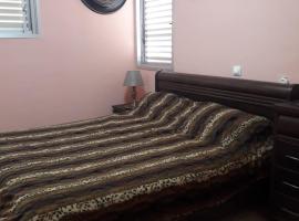 Private room in the сomfortable apartment in Ashdod, 7 min walk to the beach，位于阿什杜德的酒店