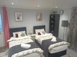 Brand New Cosy Apartment 3 Sleep, Garden access Free Wi-Fi & Parking