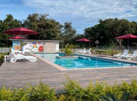 Hospedaje Las Uvas，位于Las Uvas的带泳池的酒店
