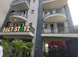 Saltstayz Hotel Huda City Center，位于古尔冈胡达市中心附近的酒店