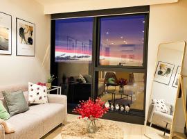 Skyone Lux 2Bed room Aprt in BoxHill with car park，位于博士山唐卡斯特西田购物中心附近的酒店