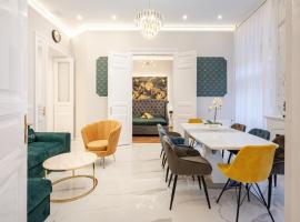 Premium Art Deco Apartment at Broadway // 4BDR & 3BR，位于布达佩斯国家歌剧院附近的酒店