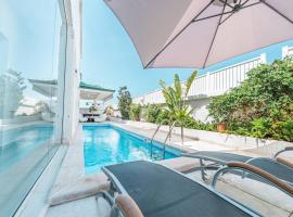 אנדראה בוטיק - פנטהאוז מושלם עם בריכה פרטית וג'קוזי - Andrea Boutique Luxury Penthouse with heated pool and jacuzzi，位于纳哈里亚的酒店