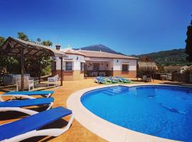 Los Naranjos，位于阿尔考辛的山林小屋