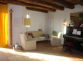 La Casa Altrui- Camere e Zona relax con Giardino，位于科雷多的旅馆