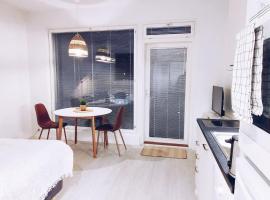 New Studio Ruby near Helsinki Airport in Kivistö，位于万塔Keimola Golf Vantaa附近的酒店