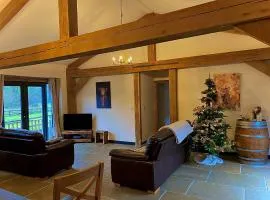 Trelaske Mill Cider Barn-with Hot Tub, Fire Pit BBQ