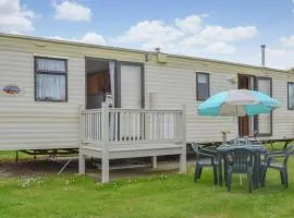 Norfolk Poppy Caravan - Sleeps 4 - WiFi and Sky TV Included