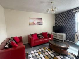 Super deluxe extra large 3 bedroom apartment，位于Stanley的酒店