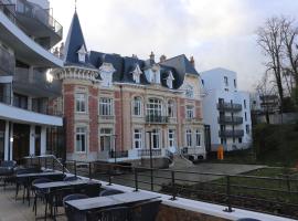 DOMITYS Résidence services seniors LE PARC DES AUBIERS，位于普瓦西的酒店