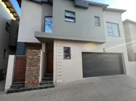 A beautiful modernize 4 bedrooms stand alone house