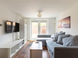 Modern & Stylish 2 Bedroom Apartment! - Ground Floor - FREE Parking for 2 Cars - Netflix - Disney Plus - Sky Sports - Gigabit Internet - Newly decorated - Sleeps up to 5! - Close to Bournemouth Train Station，位于伯恩茅斯Dean Court附近的酒店