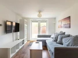Modern & Stylish 2 Bedroom Apartment! - Ground Floor - FREE Parking for 2 Cars - Netflix - Disney Plus - Sky Sports - Gigabit Internet - Newly decorated - Sleeps up to 5! - Close to Bournemouth Train Station