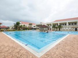 丁加奴马术度假酒店，位于瓜拉丁加奴的带泳池的酒店