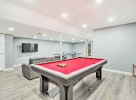 Spacious East Stroudsburg House Game Room and Yard!，位于东斯特劳兹堡的酒店